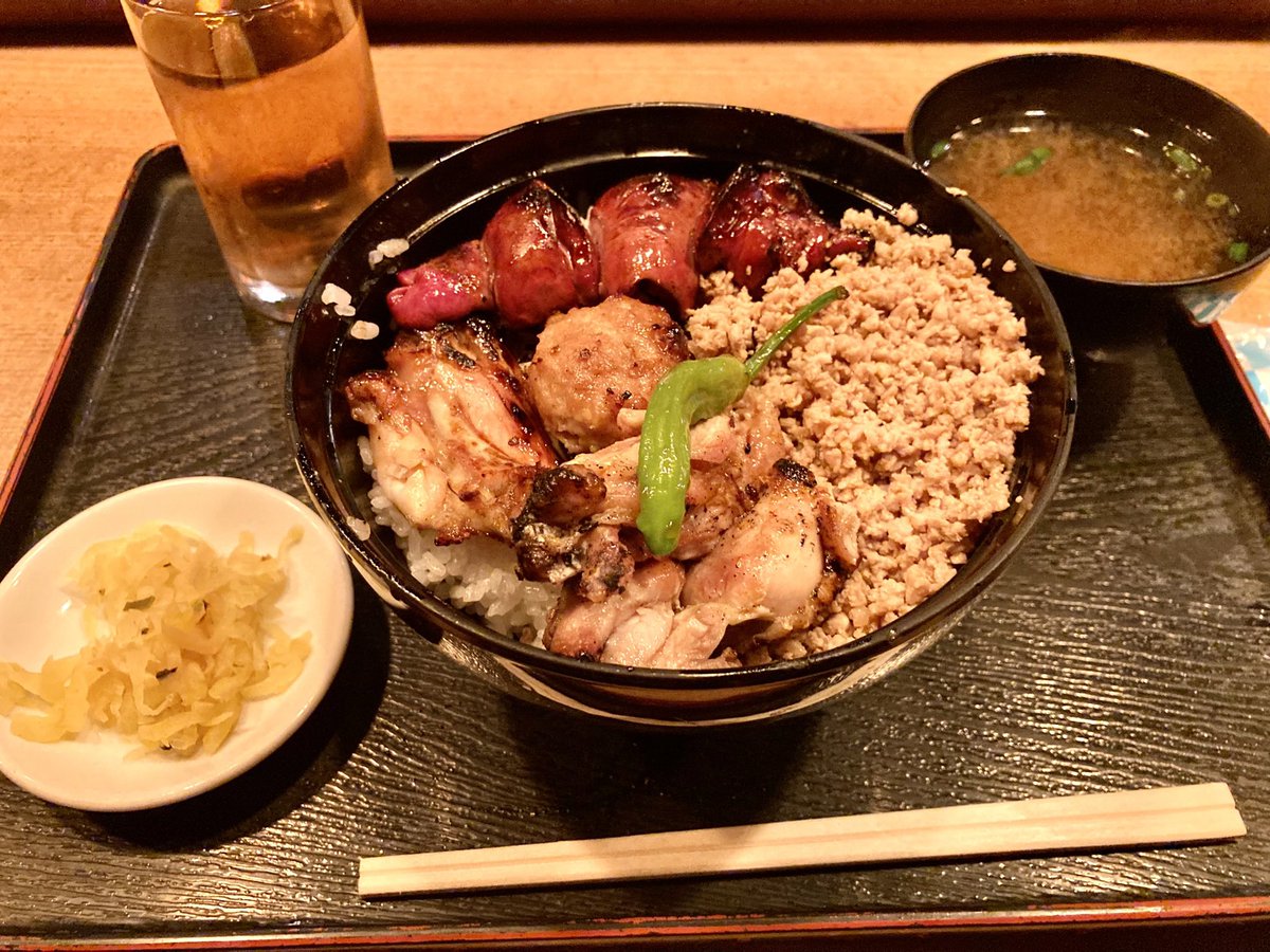 Culta_calc's tweet photo. 今日の都心は薄曇りですが、過ごしやすい気温です♪
お昼は、前からお昼の行列を見て気になっていた、虎ノ門の焼き鳥屋「鳥与志」のランチ営業に初訪問(^^) この焼き鳥丼、すっごいボリュームですが、焼きものは全て炭火焼きで、めっちゃ美味しかったです😋ウマ〜 https://t.co/6rT4LdKY4f