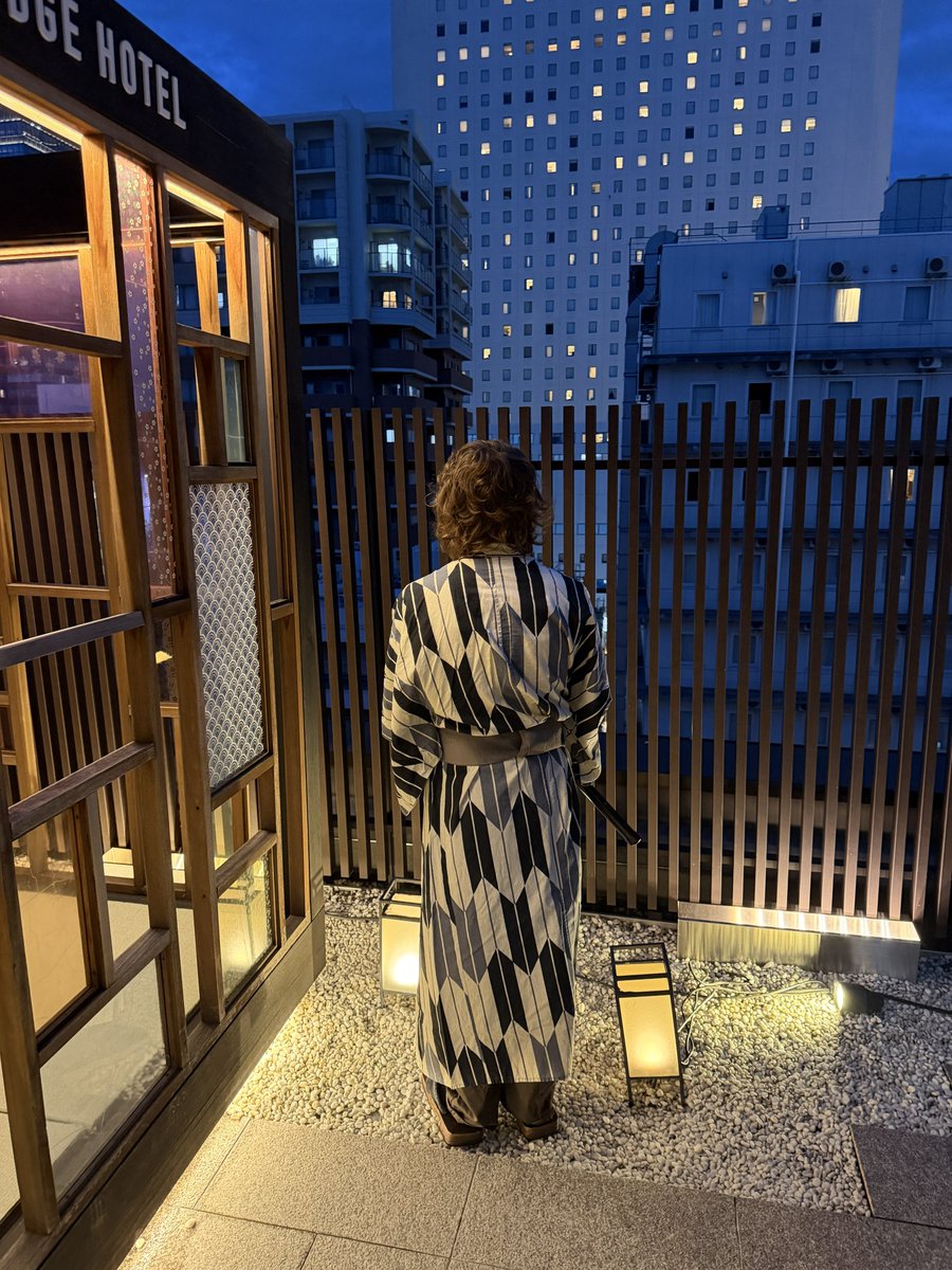 KCMAN417099's tweet photo. 在飯店體驗免費和服結果又跟其他國家的人當朋友了😂大哥很可愛而且很會拋媚眼，我隨手幫他兒子拍了這張背影照他老婆一直誇我so nice https://t.co/ljt8SQIJD1