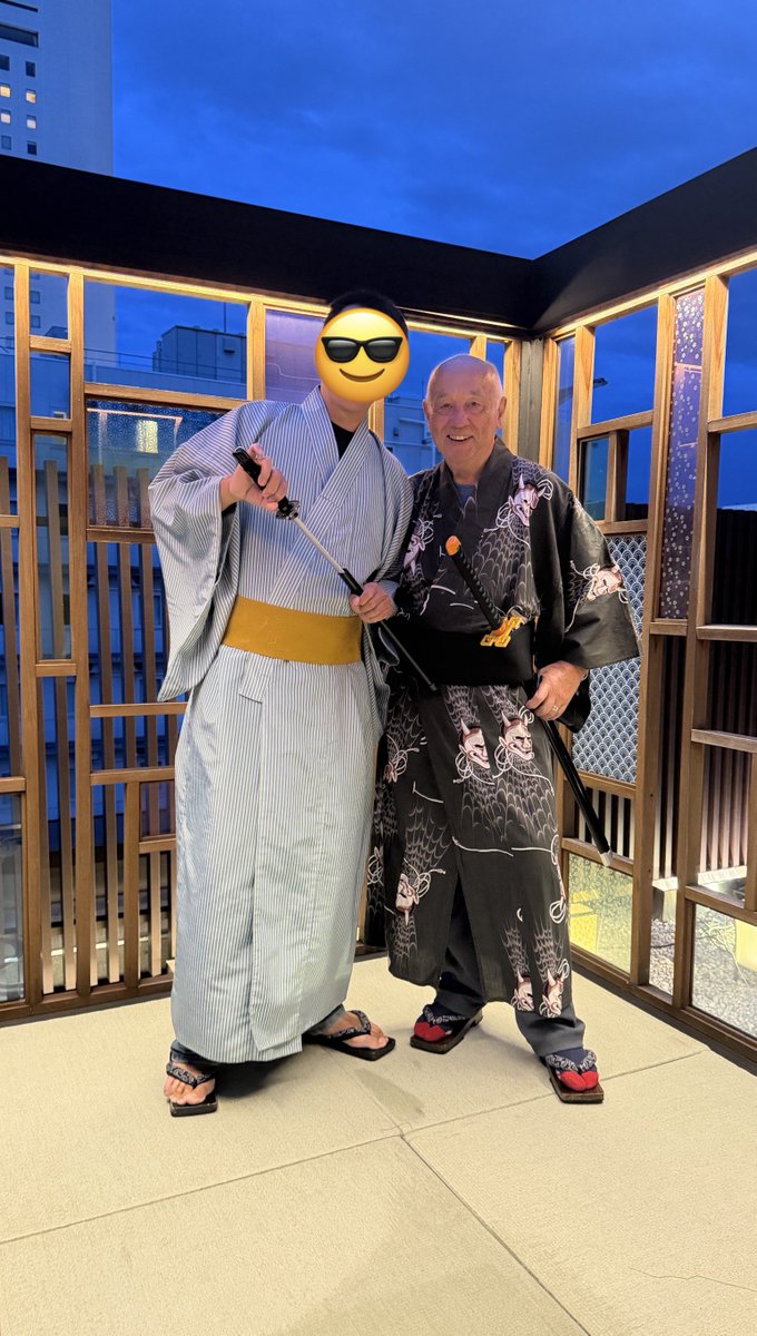 KCMAN417099's tweet photo. 在飯店體驗免費和服結果又跟其他國家的人當朋友了😂大哥很可愛而且很會拋媚眼，我隨手幫他兒子拍了這張背影照他老婆一直誇我so nice https://t.co/ljt8SQIJD1