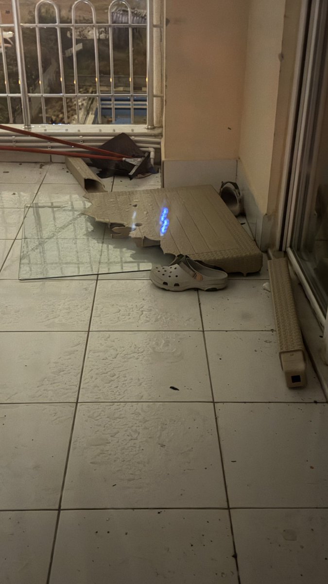 brkjlby's tweet photo. @nevzatcicek Hortumdan ev bu hale geldi camlar patladı öyle kuvveliydi ki banyonun tavanı çöktü https://t.co/JOEoYyItHa