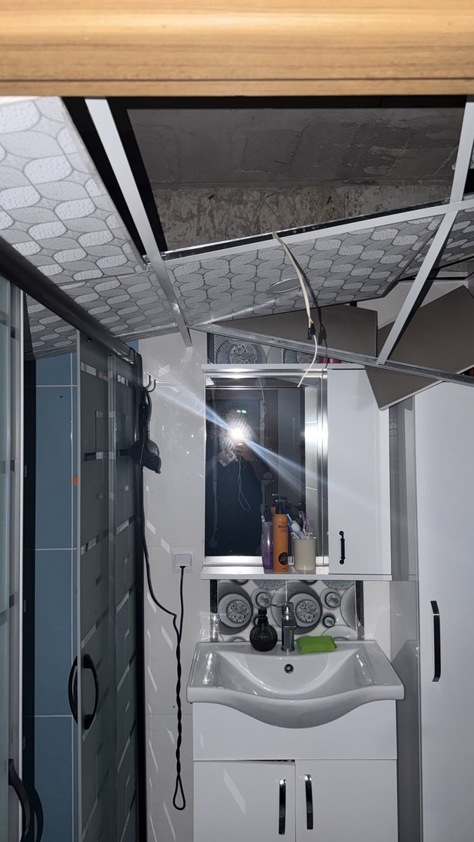 brkjlby's tweet photo. @nevzatcicek Hortumdan ev bu hale geldi camlar patladı öyle kuvveliydi ki banyonun tavanı çöktü https://t.co/JOEoYyItHa