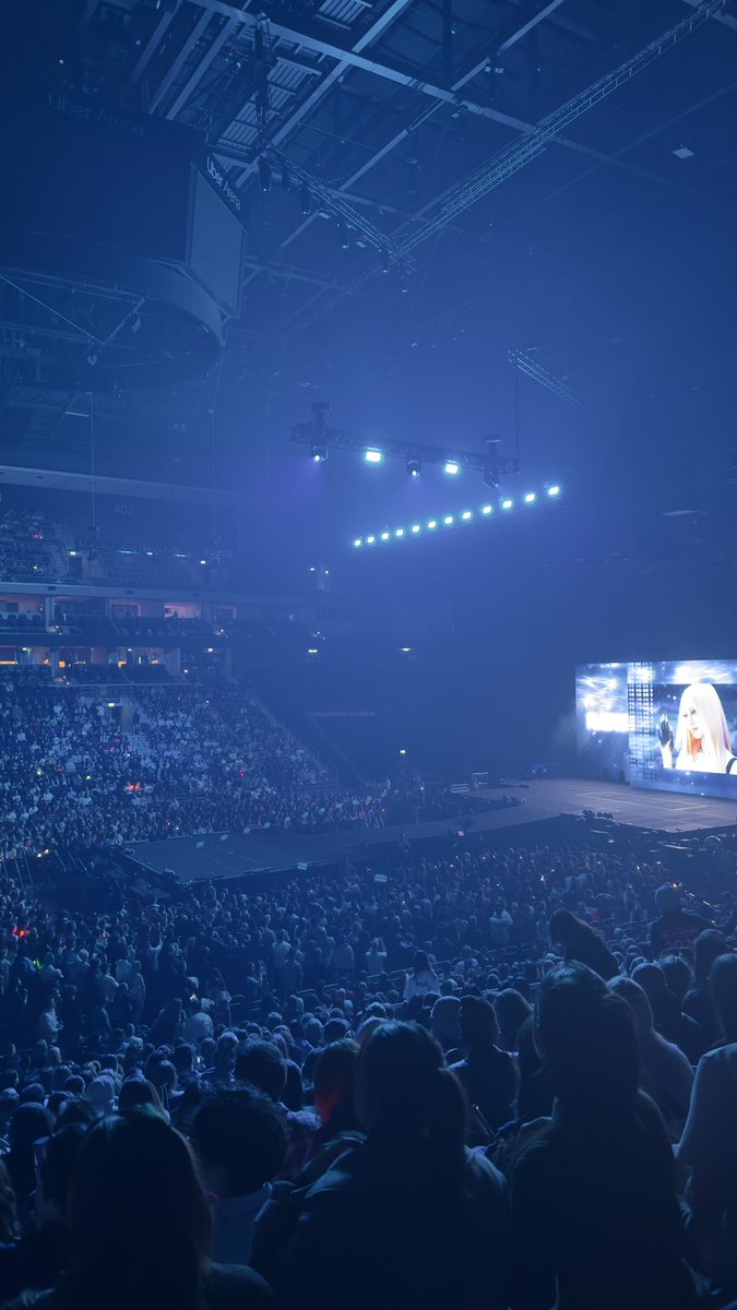 remheart8's tweet photo. the view i paid for (406) vs my final view (206) 

#LESSERAFIM_IN_BERLIN https://t.co/f0EZqKsy9F