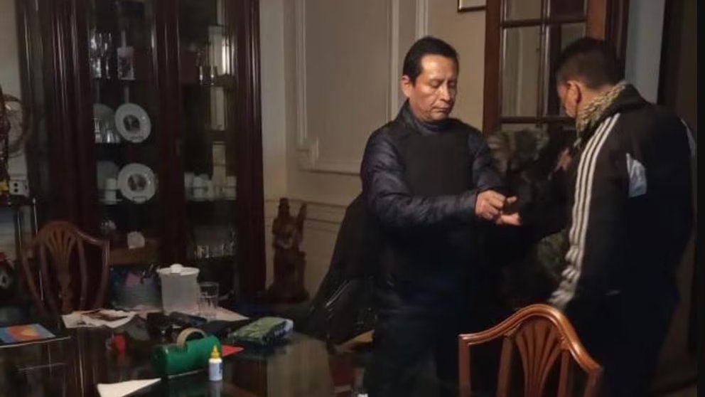 infobae's tweet photo. LIBERARON AL JEFE NARCO CARLOS SEIN ATACHAHUA ESPINOZA, CONDENADO POR LAVAR 9 MILLONES DE DÓLARES

El Tribunal Oral Penal Económico N° 3 de la Capital Federal concedió la libertad bajo caución juratoria a Carlos Sein Atachahua Espinoza, un capo del narcotráfico oriundo de Perú. 

Había recibido una condena de nueve años de prisión en diciembre de 2024, al ser considerado el líder de una organización transnacional que blanqueó al menos 9.000.000 de dólares provenientes de actividades ilícitas.

🔗 Leé la nota completa: https://t.co/GZRW75xySX