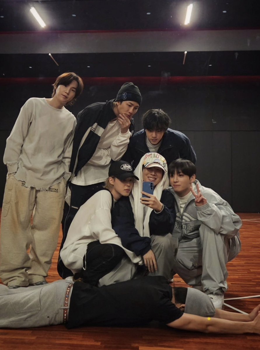 thvchapters's tweet photo. I still think about these bts pictures https://t.co/NejnaUw580