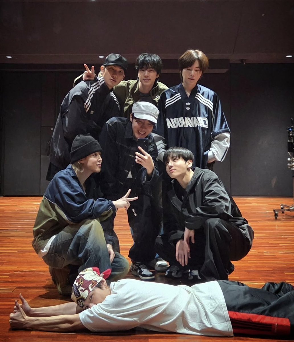thvchapters's tweet photo. I still think about these bts pictures https://t.co/NejnaUw580