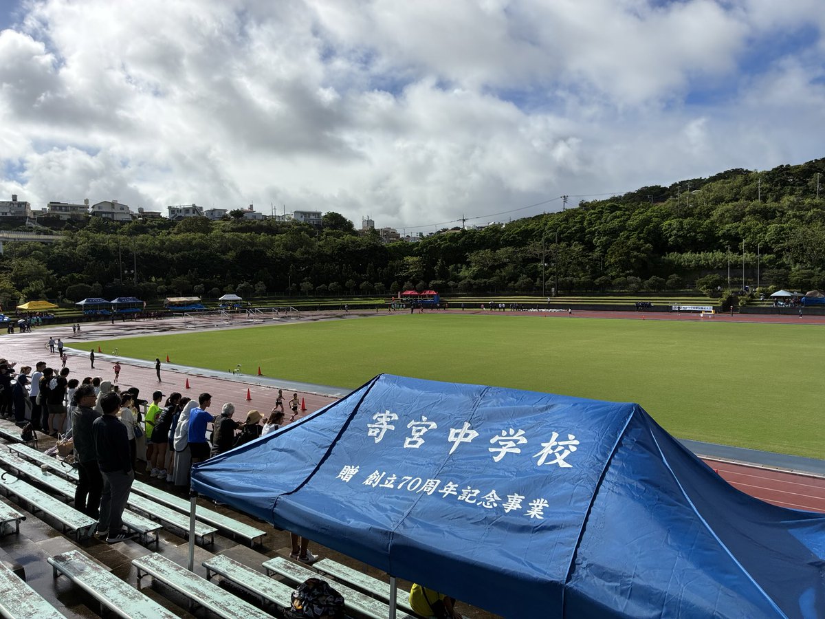 blue_spirit_25's tweet photo. 昨日の午前中は、台風の影響により日程が変更となった那覇地区中学校駅伝代表選考会が開催されました。

寄宮中学校は、
男子4位、女子は見事1位に輝き、男女ともに県中学校駅伝競走大会への出場を決めました。

県大会でのさらなる活躍を期待しています

がんばれ！中学生〜！ 

#中学生
#駅伝競走 https://t.co/ndL8LkeAj4