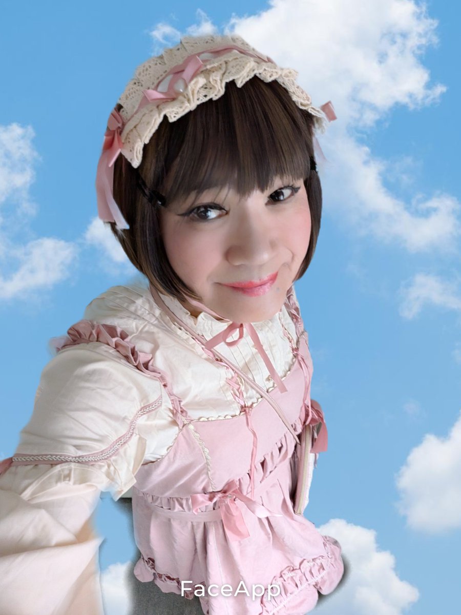 MikiKigi's tweet photo. Wearing a pink Lolita outfit, I feel like I’m floating up to heaven. https://t.co/xNLvoRFJMc
