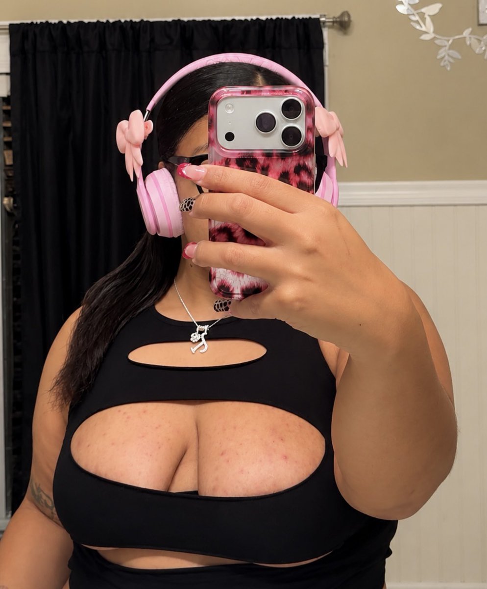 realtiaramarie_'s tweet photo. I love my pink Beats! 🎀🎀💗 https://t.co/PmQCRIUeHH