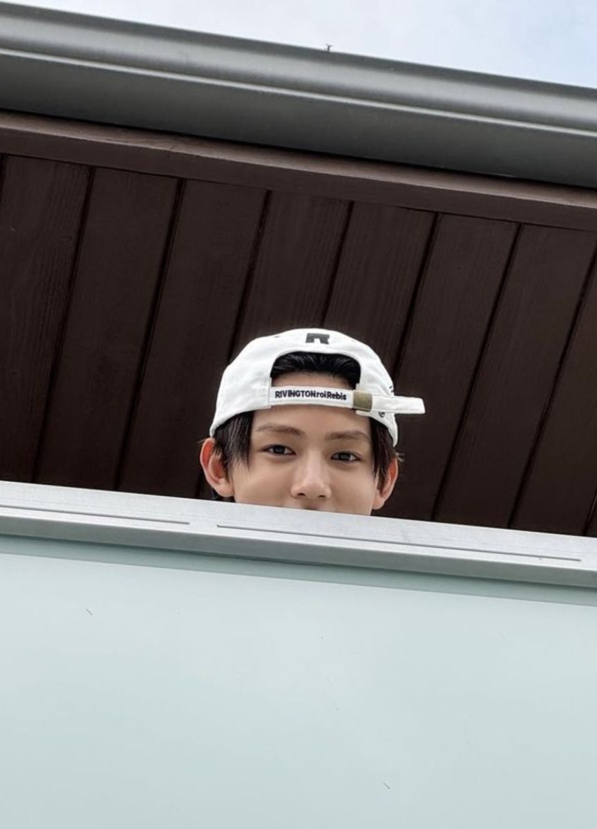 cortis_zip's tweet photo. peekaboo! :3 https://t.co/cLOAOVjj7I
