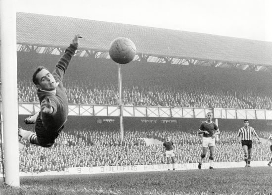 goalkeepersdiff's tweet photo. Sheffield United's Alan Hodgkinson keeps an eye on the ball as the dives at full stretch during a game against Everton at Goodison Park in 1961. https://t.co/wLcLPTZawR