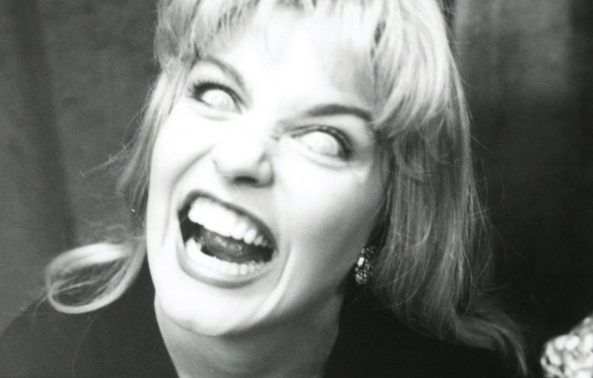 BlackLCult's tweet photo. Sheryl Lee behind the scenes of TWIN PEAKS. Photo by Richard Beymer https://t.co/XVW8bQmQ3a