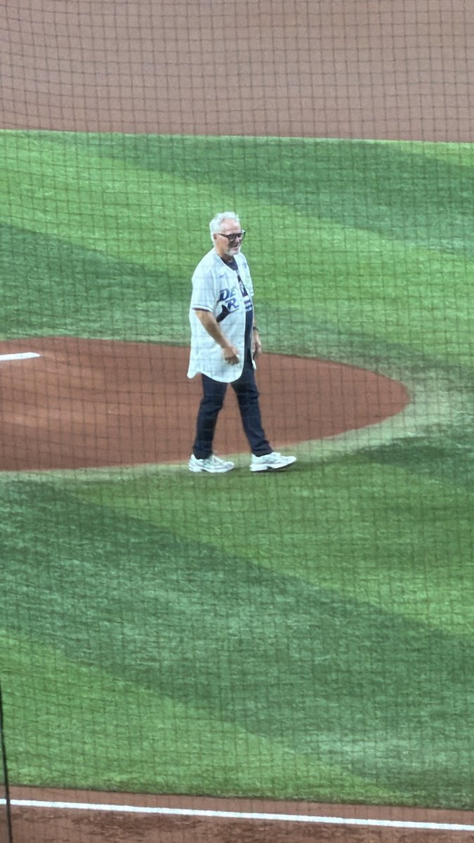 SoyLuisAAlvarez's tweet photo. Gracias Tampa por invitarme a hacer parte de la ceremonia hoy en el juego 3 Joe Maddon https://t.co/lY5s3nV1fC