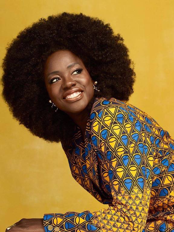 semspoiler_'s tweet photo. Vocês sabiam que a Todavia fechou um acordo com a Viola Davis para impulsionar a literatura brasileira para fora do país?

O primeiro título da parceria é “Velha guarda”, escrito por Lilia Guerra, que, nas palavras de Davis, é “o tipo de voz que queremos apoiar e levar para o mundo”. 

Segundo os responsáveis pelo projeto, firmado com a produtora Ashé Ventures, a proposta é fortalecer a presença de autores afro-brasileiros em um mercado editorial ainda pouco aberto à literatura estrangeira. 

Na obra, a autora conjuga fabulação exuberante com denúncia social, imaginação e indignação, realismo urbano e uma homenagem criativa ao clássico “O cortiço”.

A pré-venda está aberta e o lançamento acontece em novembro: https://t.co/2OalfhbVN7