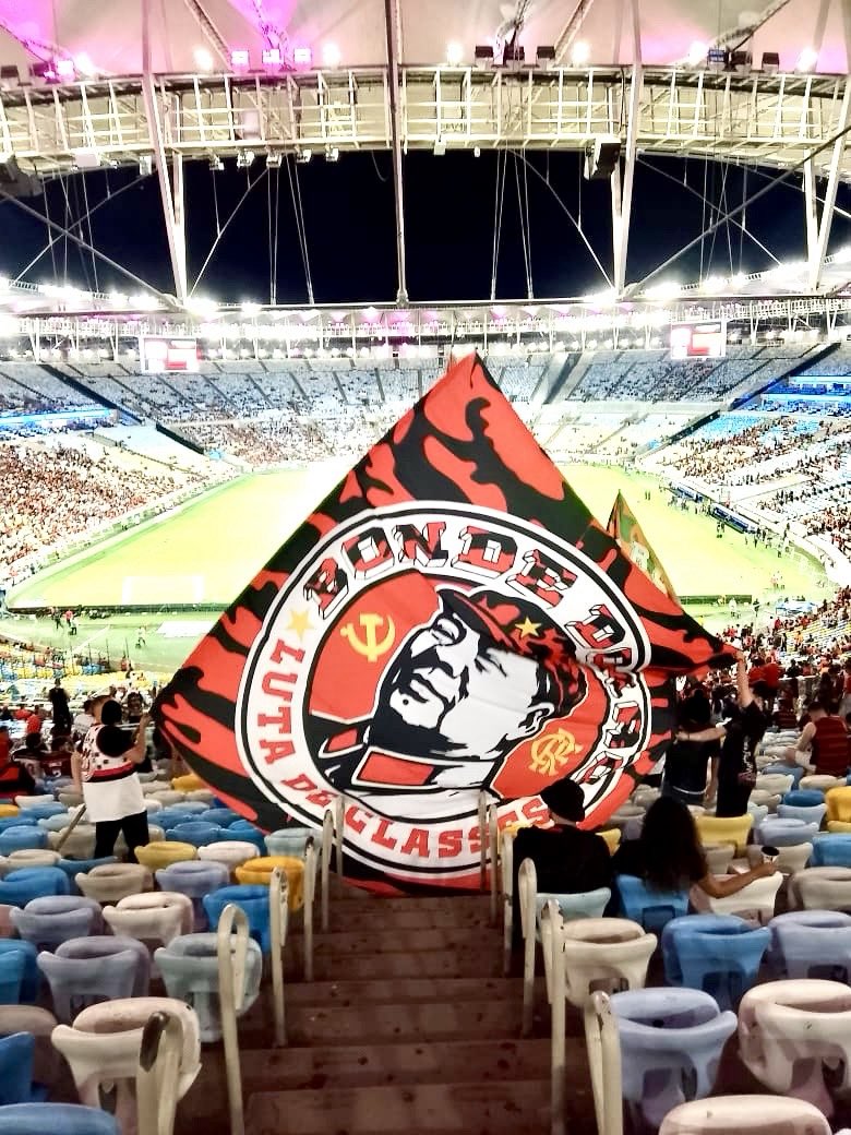 bondedomao_tjf's tweet photo. HOJE, A HISTÓRIA FOI ESCRITA! 🚩

Pela 1ª vez, a bandeira do BONDE DO MAO subiu na arquibancada do Maracanã! Que seja a primeira de muitas! Levaremos nossa luta, nossos ideais e nossa paixão para onde o povo estiver. Com o povo, pelo povo.

O MARACA TAMBÉM É VERMELHO ☭    🔴⭐️⚫ https://t.co/co5CsRtFUc