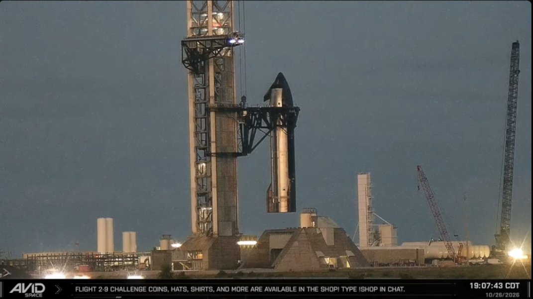CSI_Starbase's tweet photo. After a long wait, Ship 43 is now airborne, testing the chopsticks, and likely the SQD ahead of Flight 15's RTLS attempt. https://t.co/6dpNnxz6JV