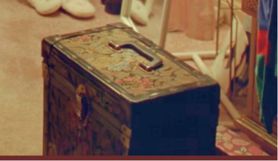 ju_ts13's tweet photo. Also this vinyl case from the Opalite MV - the picture is a little dark but makes me think about it too https://t.co/tbKKaY645i