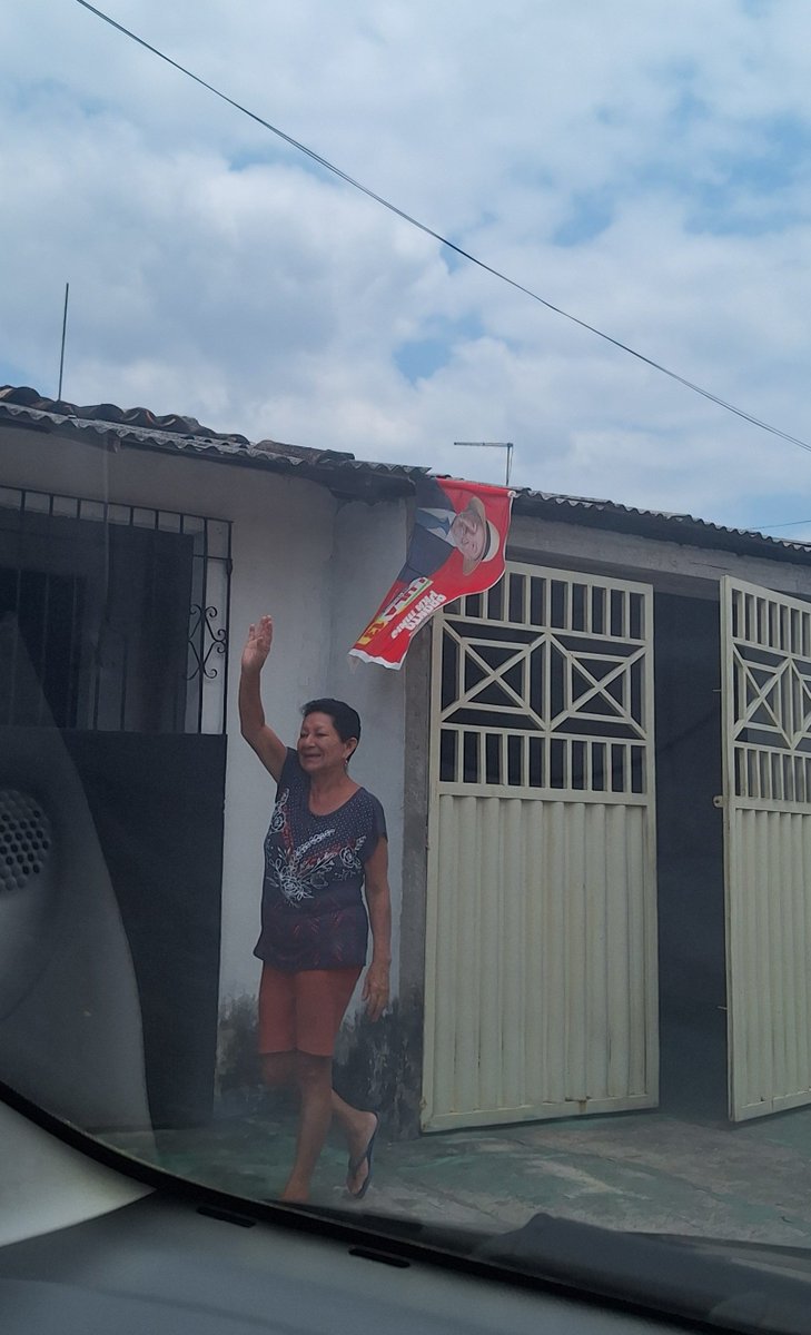 ehkarolmorta's tweet photo. Minha querida avó chegou a sair de porta em porta pra conversar com todos da rua tentando virar votos pro nosso presidente. Ela já passou muita fome e venceu na vida com a educação, foi professora e fez projetos com alunos carentes. Sempre votou no Lula! Eu te amo eternamente https://t.co/xXSa6Dkln6