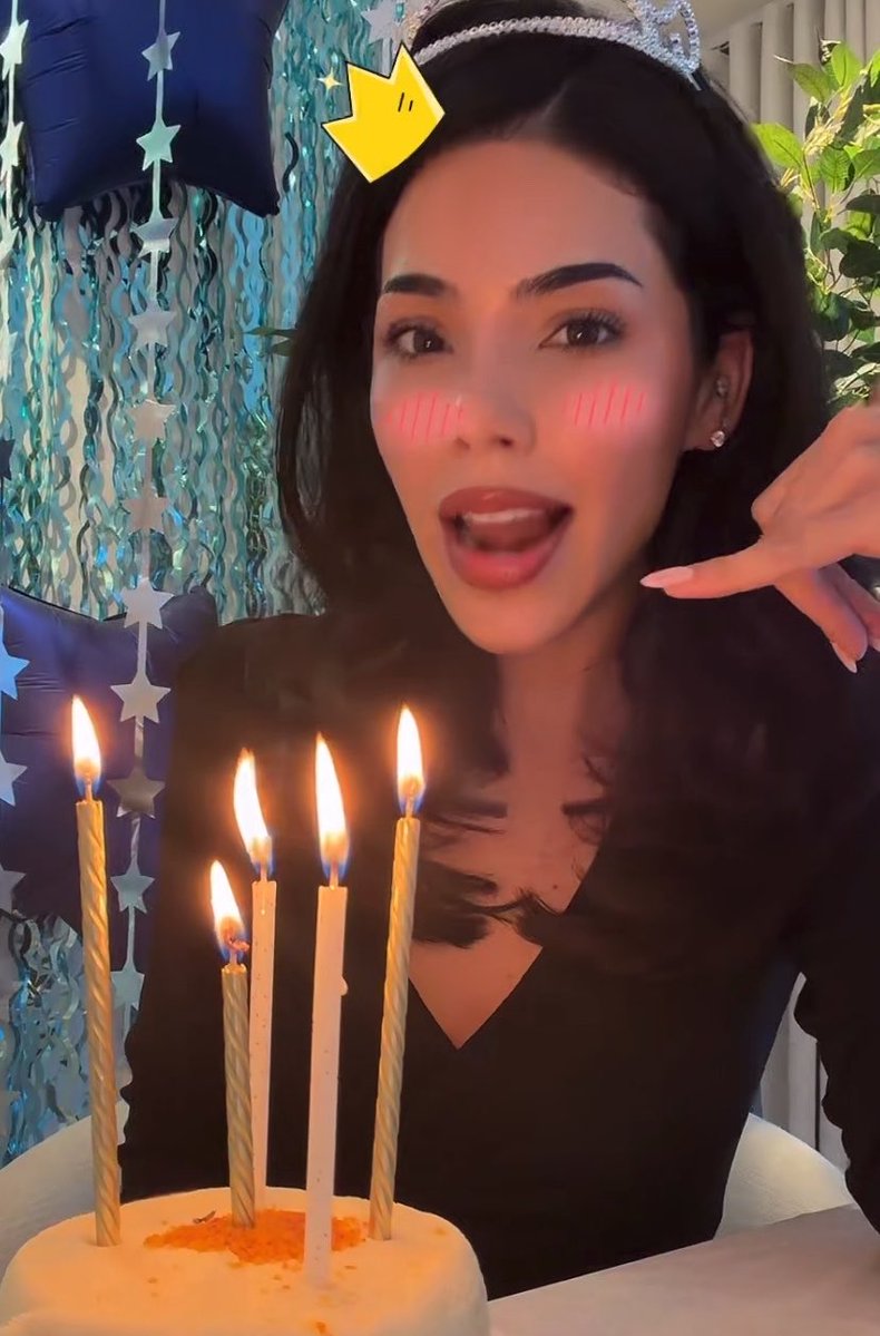 KeniaOsArgOfc's tweet photo. Kenia Os luce hermosa en su Live de TikTok por el Día Kenini. 🥹💙 https://t.co/8qbzzOEFk9