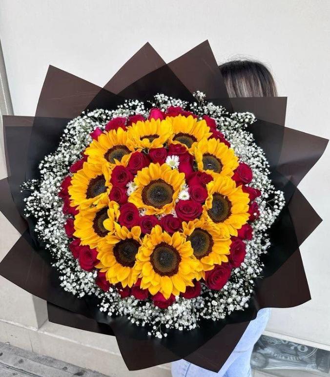 sunflowerchives's tweet photo. My favorite flowers of all time, roses X sunflower https://t.co/OSKcf6QyxM