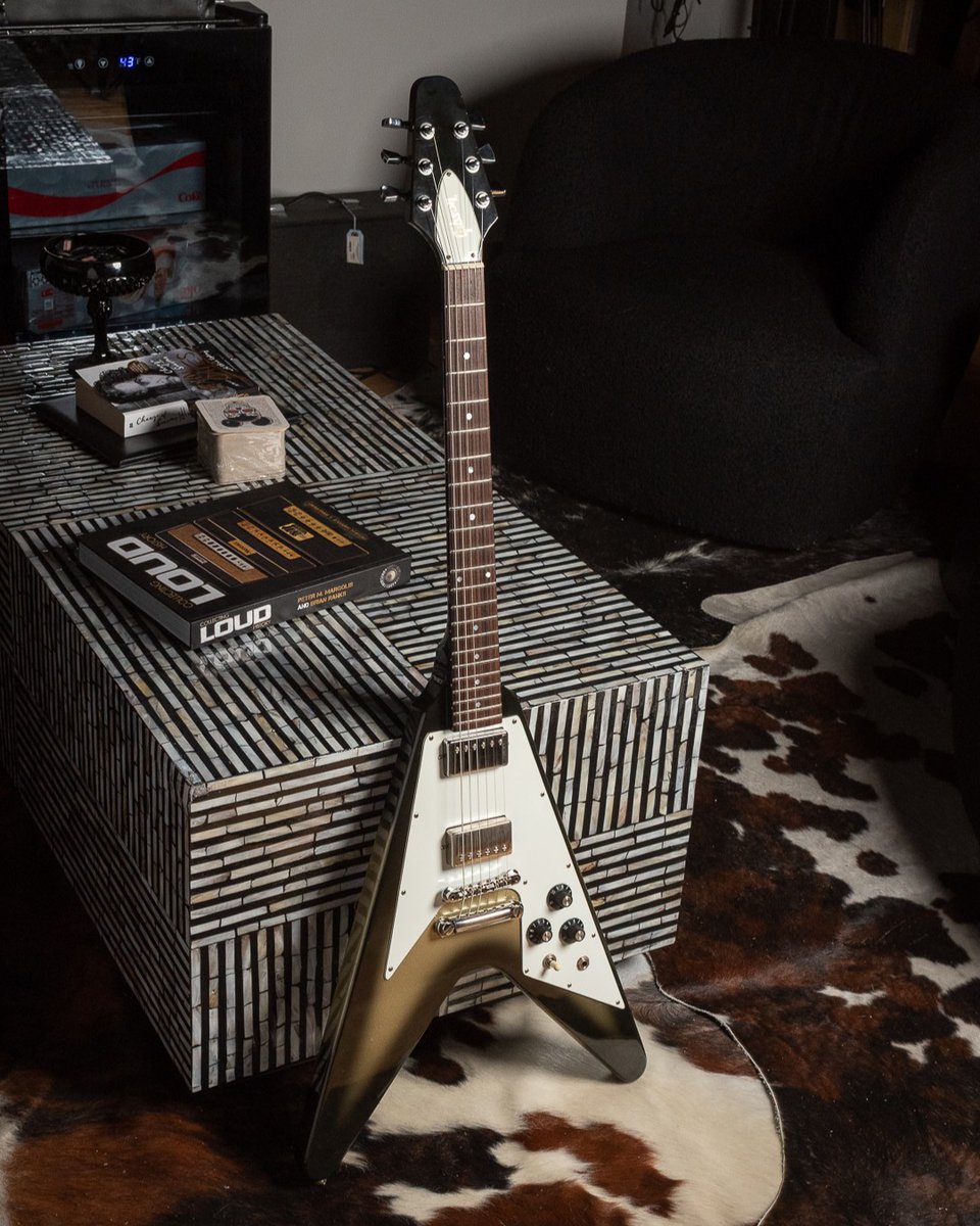 ChicagoMusicEx's tweet photo. https://t.co/rQAuZJvgkX | Shopping for a Silverburst @GibsonGuitar Flying V? 🔥 This incredible 1982 Flying V is available now! If you’ve been hunting for vintage Silverburst with epic style, this might be the one! Shop it today, or explore all our Vintage &amp; Used Gibson! #Vintage https://t.co/xeW21y6Qyn