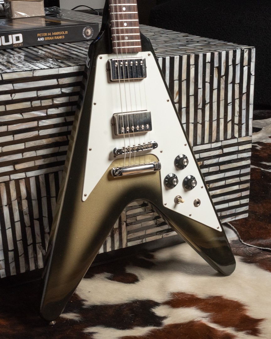 ChicagoMusicEx's tweet photo. https://t.co/rQAuZJvgkX | Shopping for a Silverburst @GibsonGuitar Flying V? 🔥 This incredible 1982 Flying V is available now! If you’ve been hunting for vintage Silverburst with epic style, this might be the one! Shop it today, or explore all our Vintage &amp; Used Gibson! #Vintage https://t.co/xeW21y6Qyn