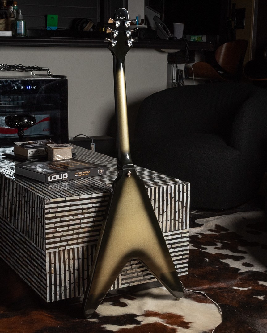 ChicagoMusicEx's tweet photo. https://t.co/rQAuZJvgkX | Shopping for a Silverburst @GibsonGuitar Flying V? 🔥 This incredible 1982 Flying V is available now! If you’ve been hunting for vintage Silverburst with epic style, this might be the one! Shop it today, or explore all our Vintage &amp; Used Gibson! #Vintage https://t.co/xeW21y6Qyn
