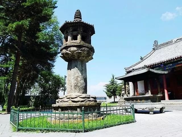 ukey705's tweet photo. Xinglong Temple in Ning'an, ancient Bohai State temple, national treasure stone lantern tower, Tang-style wooden halls, Northeast China ancient temple, blend of Tang and local ethnic architectural style. https://t.co/ru5kQULHJ3