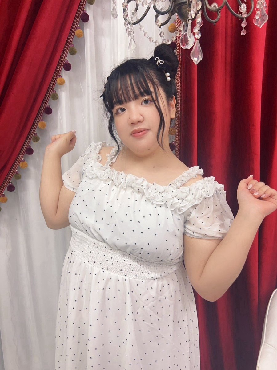 DEBu_Anzu's tweet photo. おはあんずー！☀️🍊

アイドルになったら少しは食欲落ち着くと思ってた。

現実：美味しいものへの嗅覚だけプロ級🍞🍣🍰

歌って踊れるエリートおでぶを目指してます🙋‍♀️🧡

ところでみんな、朝ごはん食べた？
私はもうお腹すいた！！！笑

 #ぽっちゃり好きな人と繋がりたい  #地下アイドル https://t.co/IXrMHnXpH0