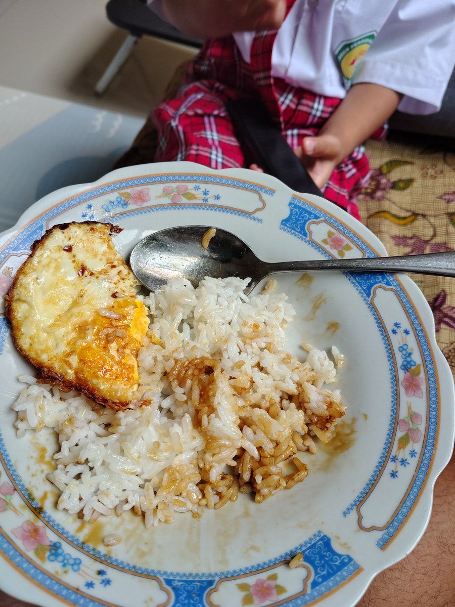jamalsaurus's tweet photo. Nyuapin anak pake telor sama kecap.
Berasa nostalgia dulu waktu kecil, enak banget apalagi disuapin mboke 🤤 https://t.co/67k6n38Az2