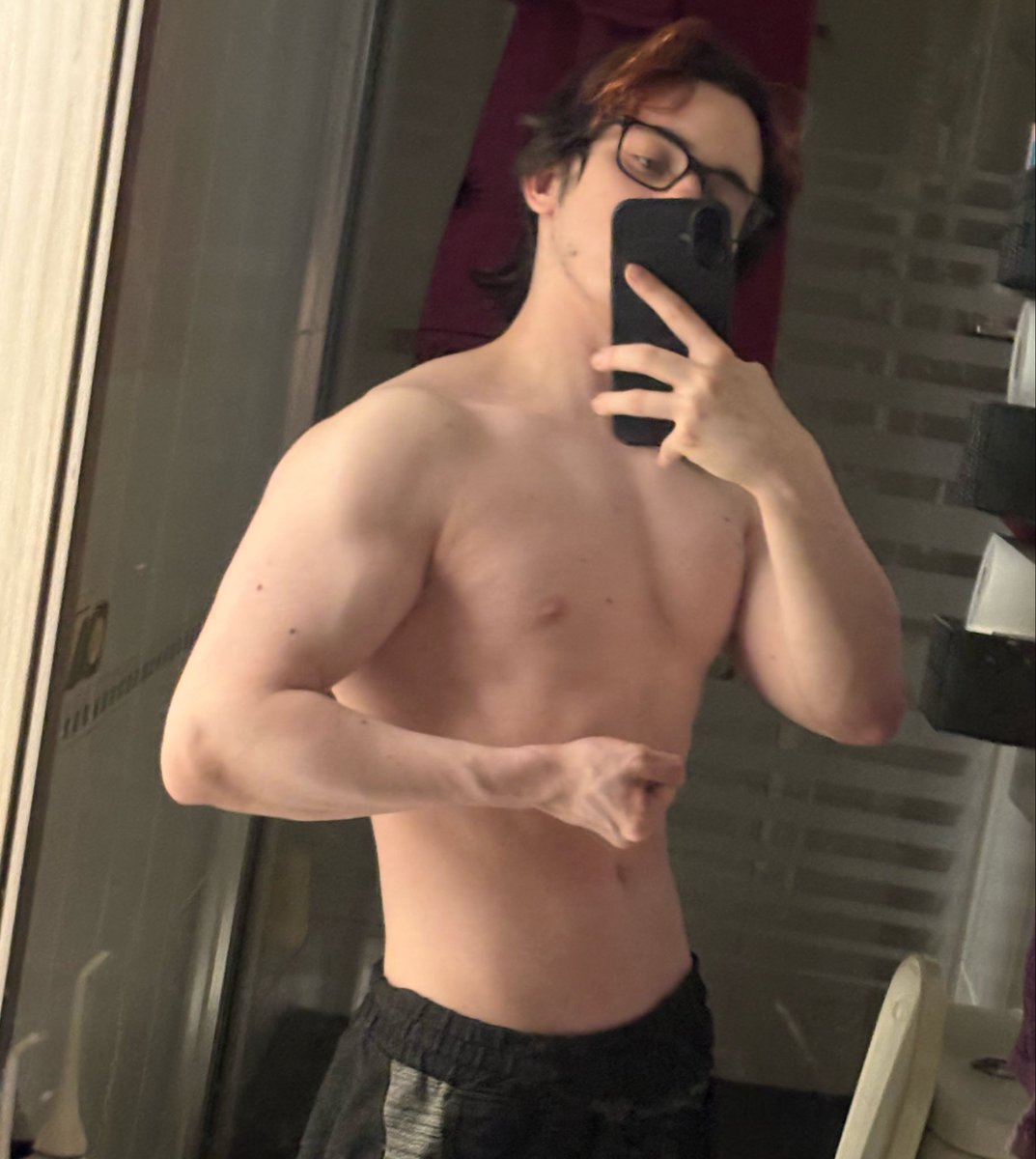 KiraVampwyr's tweet photo. BICEP VEIN IS BACK OMG https://t.co/ZTzxO8eyPE