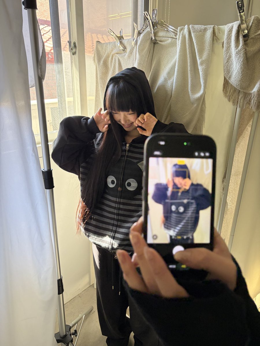 itzavibe_kr's tweet photo. 𝗜𝗧𝗭𝗔𝗩𝗜𝗕𝗘 ♥ 𝗖𝗛𝗢𝗖𝗢𝗖𝗔𝗧
1차 판매 일정 및 혜택 안내

𖦹 𝗠𝗨𝗦𝗜𝗡𝗦𝗔 𝗢𝗡𝗟𝗜𝗡𝗘 
무신사 온라인 단독 판매

✱1차 주문 기간
2026.10.27(TUE) 11:00 ~ 11.03(TUE) 24:00

● 혜택 1. 선발매 기념 상품별 5~10% 할인
● 혜택 2. 72시간 한정 20% 할인 쿠폰
10.27(TUE) 11:00 ~ 10.30(FRI) 11:00
● 혜택 3. 선발매 기념 10% 할인 쿠폰
10.27(TUE) 11:00 ~ 11.03(TUE) 24:00

﹡쿠폰 간 중복 사용은 불가합니다.
﹡쿠폰 발급 기간과 사용 기간은 동일합니다.

⌂ 𝗛𝗔𝗡𝗡𝗔𝗠 𝗦𝗧𝗢𝗥𝗘
한남동 스토어 오프라인 판매

✱판매 시작
2026.10.28(WED) 12:00

● CHOCOCAT 콜라보 제품 10% 할인
● 그 외 ITZAVIBE 제품 20% 할인

✩ 𝗟𝗨𝗖𝗞𝗬 𝗗𝗥𝗔𝗪 𝗘𝗩𝗘𝗡𝗧
10만원 이상 구매 시 럭키드로우 코인 1개 증정!
현장에서 뽑기에 참여하고 특별한 경품을 만나보세요. ♡꙳

⨳경품 안내
1등 : CHOCOCAT STRIPE HOODIE ZIP UP
2등 : CHOCOCAT FACE T SHIRT
3등 : CHOCOCAT FACE CARD WALLET
4등 : ITZAVIBE CAT 키링

❈ 구매 안내
- 온라인 판매는 예약배송으로 진행되며, 준비된 제작 수량이 모두 소진될 경우 조기 종료될 수 있습니다.
- 한남동 스토어는 한정 수량으로 판매되며, 준비된 재고 소진 시 판매가 종료됩니다.
- 온·오프라인 2차 판매 일정은 추후 별도 공지 예정입니다.

#ITZAVIBE #CHOCOCAT #초코캣 #チョコキャットパン