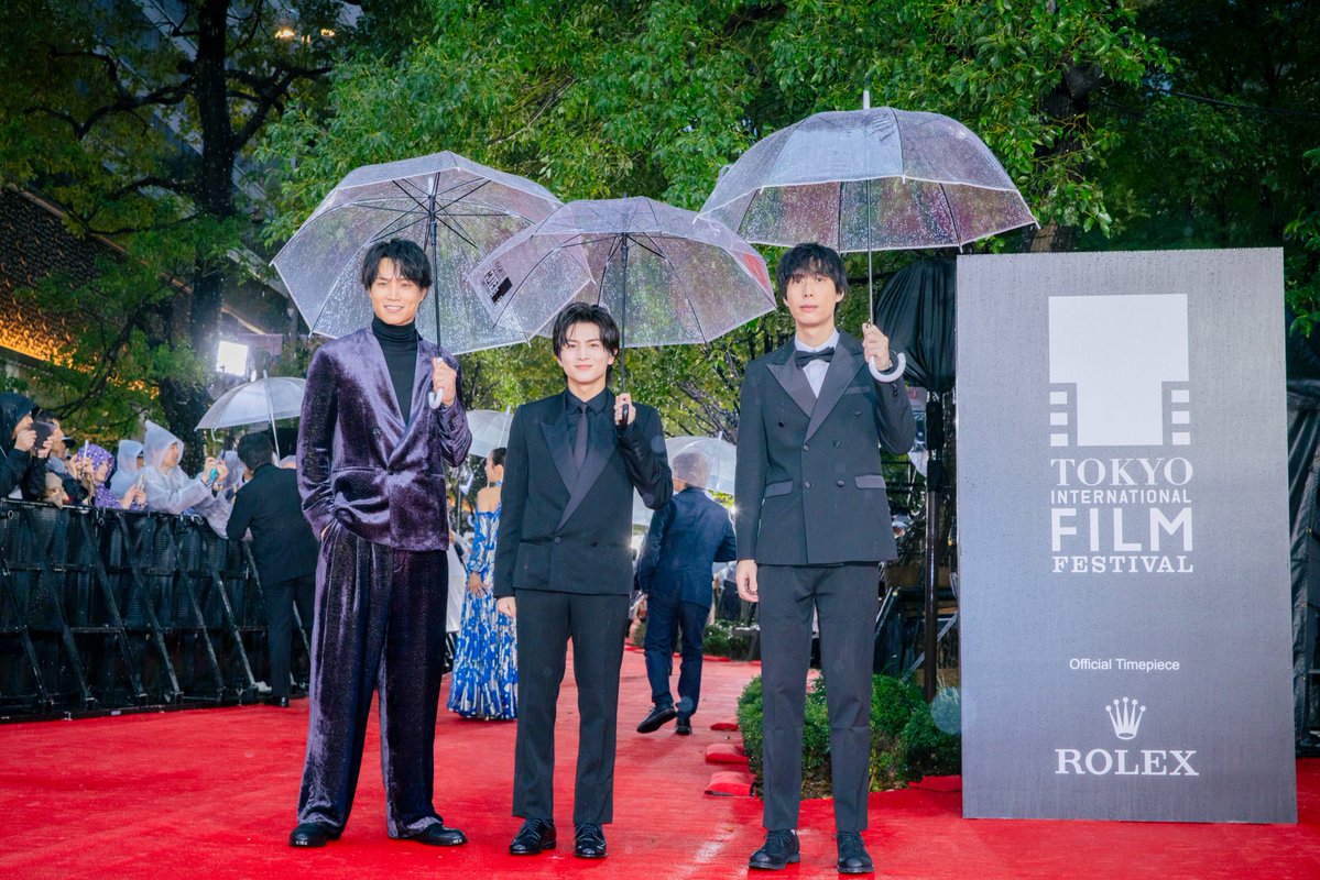 hitsuji_k_movie's tweet photo. ／
昨日は東京国際映画祭
レッドカーペット
ありがとうございました🐏˙⟡
＼

いよいよ明日は、本作初お披露目です！🎥
どうぞお楽しみに！🐺˙⟡
※上映チケットはすでに完売いたしました

#鈴木伸之 #柏木悠 (超特急）
#楊礼平 (ヤン・リーピン)

映画『#羊の皮を着たケモノ』
🎬12/11(金)公開 https://t.co/qbR3oQfTbi