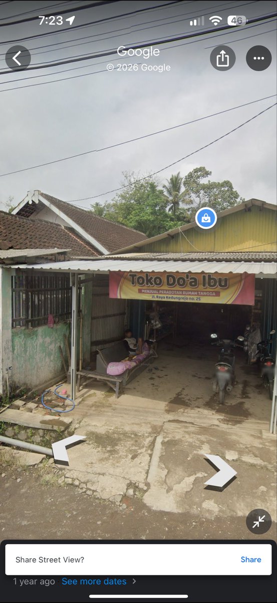 karinyoo's tweet photo. Dulu sebelum tiba-tiba cerita kawin sama bule itali kan dia sering konten masak-masak, lalu bilang sering konseran kemana2 dari malang. 

Krn orangnya "privat" bgt, aku kepo aja sampe aku nemu area rumahnya krn aku liat postingan dia order bakso lewat gojek, maps delivernya keliatan. Aku liat ada sawah dan pertokoan kecil gt. Karena dia bilang dia suka berkebun dan sering share foto sawahnya, aku kira itu sawah punya dia dan ada rumah besar di situ, dan bodohnya aku asumsikan ITU LAH rumahnya. Aku gak mikir panjang krn sibuk jg gak sempet kepo gini-ginian. Aku menyesal krn gak aku lanjutin investigasi pribadiku waktu itu krn seberang sawah itu ternyata alamat mailing dia: toko fotokopi (dia ngakunya punya usaha percetakan -ya gasalah siii) wkwkwk 

Setelah itu kan building slowburn gitu lah, dia tiba2 dilamar bule di pasar dan weddingnya kilat wkwk aku sempet gak percaya foto nikahannya tp jujur aja di kepalaku aku takut bgt aku julid/suudzon sama orang, apalagi dia banyak mutualan di IG sama mutualku (bagiku, mutual IG itu = deket banget). Lagi-lagi, kupikir yaudah lah mungkin emg orang asli. 

Lalu bbrp bulan kemudian hamil, lahiran dan mulai cerita hanimun sekeluarga dan SUSTER (bukan nanny, tp suster 🤭) ke Maldives udah mulai aku sangsi banget, belom lg cerita bawa peralatan dapur ke Milan wkwkwk 

Gongnya sebenernya pas dia bilang nginep di villa Lake Como yang harganya ribuan euro per malam. Aku lgsg ngakak sendiri. Ini suaminya reino barack apa paman gober???

Aku walau punya kecurigaan tersendiri, aku gak bilang siapa2, hanya mulai agak jaga jarak aja di interaksi online tapi masih ttp civil karena lagi2, mutualku yg aku kenal WUJUDnya, ada yg temenan sama belio di IG. 

Pas aku nonton Suju aja cat aku sama dia sama, tp dia alasannya banyak bgt gabisa ketemu aku. Wkwkwkwkwk

Ternyata foto anaknya itu foto anak influenser LN yg blm terkenal di Indo, suaminya palsu, ibunya palsu, aslinya ternyata scammer tiket kpop, namanya ESTI TRIANA ANGGRAENI. 

aku gak temenan sama dia di IG, tapi menurut mutualku, halunya udah sampe luar angkasa, kayak dibeliin birkin abis IUD, dibeliin mini cooper di rumah mevvahnya, dll. 

Temen2 yang punya kisah halu dia, tolong di reply di twit ini linknya!!!!