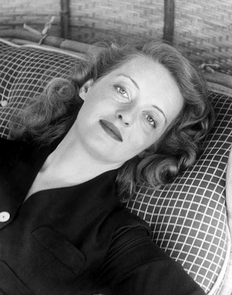 baileymarkham's tweet photo. Your Monday nightcap: Bette Davis photographed at her home in Beverly Hills in 1939 by Alfred Eisenstaedt for LIFE magazine https://t.co/lqgj0pbGF6