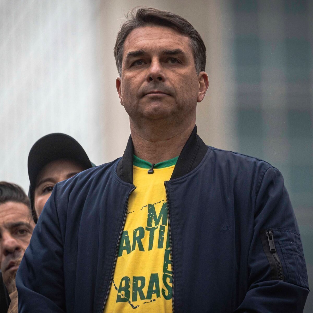 republiqueBRA's tweet photo. 🚨 ⚖️ ATENÇÃO: Medo de ser preso ainda neste ano por ordem do ministro Alexandre de Moraes (STF) foi sido um dos principais motivos para Flávio Bolsonaro desistir de questionar o resultado da eleição; segundo interlocutores, ele teme que o pai, Jair Bolsonaro, morra na prisão e que ele próprio seja preso ainda nesta semana e passe muitos anos na cadeia.