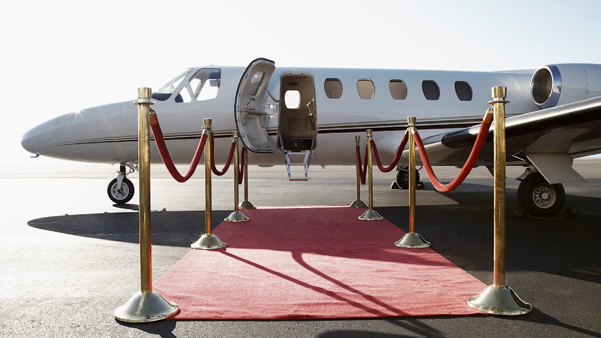 welt's tweet photo. „Überreiche treiben die Welt in den Klimakollaps“ – Privatjets verursachen 16 Millionen Tonnen CO2 https://t.co/wU2GaKEs3m https://t.co/d2wBzrGMRw