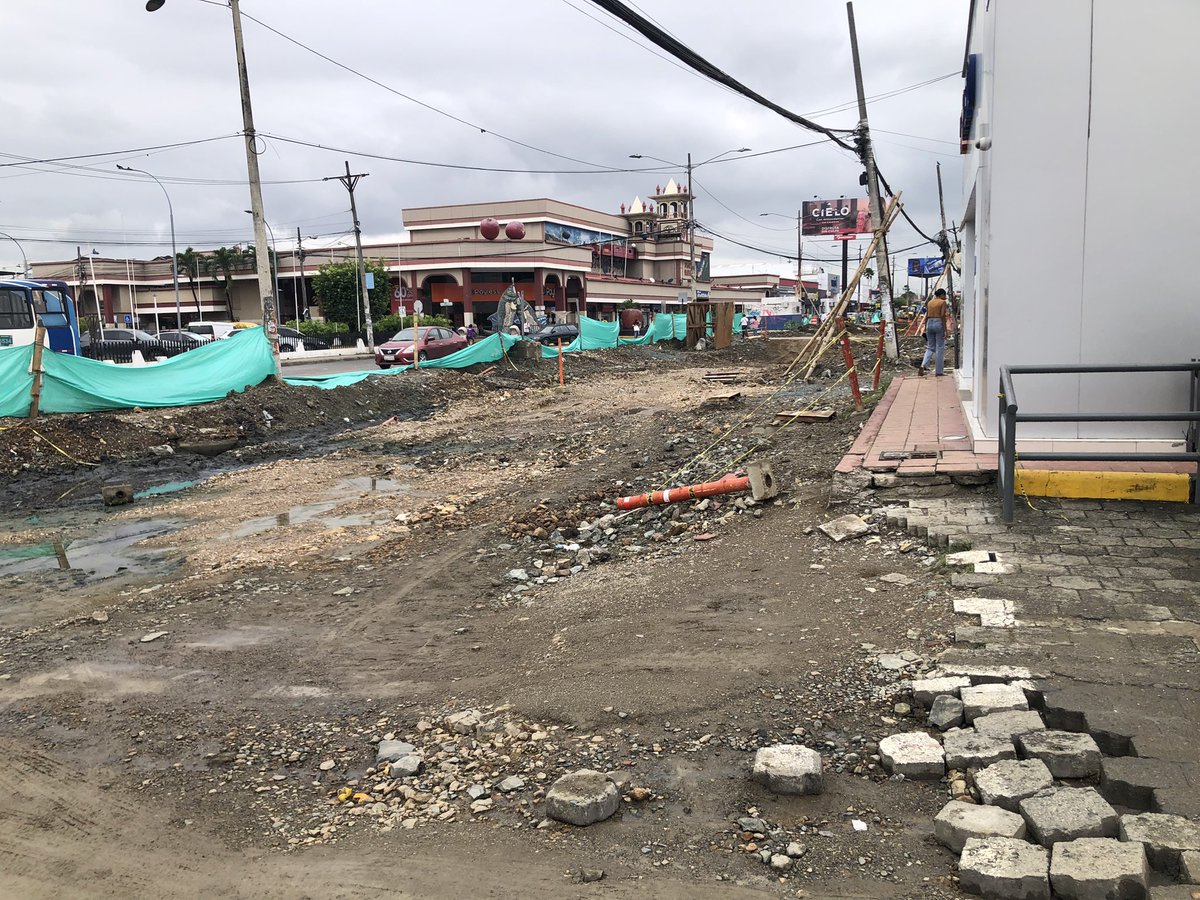 Yo_StoneCold's tweet photo. @taticoronelf Señora cuando arregla la calle de la alborada?
Desde marzo 2026 empezaron a dañarla tuvieron 8 meses y la obra paralizada por días esa calle genera tráfico en otras vías, usted a demostrado una enorme ineptitud al cargo que le regalaron, les llegó la lluvia y botada la obra. https://t.co/cGY9GpXrAD