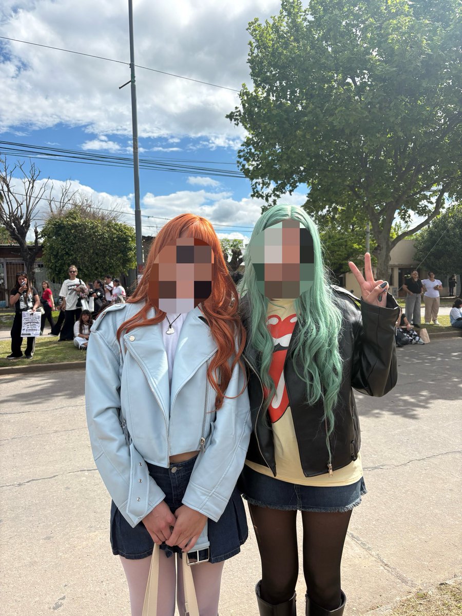 aanotherpov's tweet photo. pueden creer que con mi hermana caímos ASÍ al concierto y hubo gente que nos PREGUNTÓ DE QUÉ BANGTAN ERA ESTÁBAMOS VESTIDAS https://t.co/vFwsNLAznf