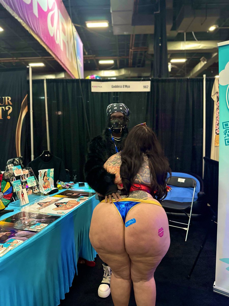 Top5iveZy's tweet photo. Exxxotica 26’ w/ the one and only @o_mya_bbw 😍🖤 https://t.co/qebgVo6yDd