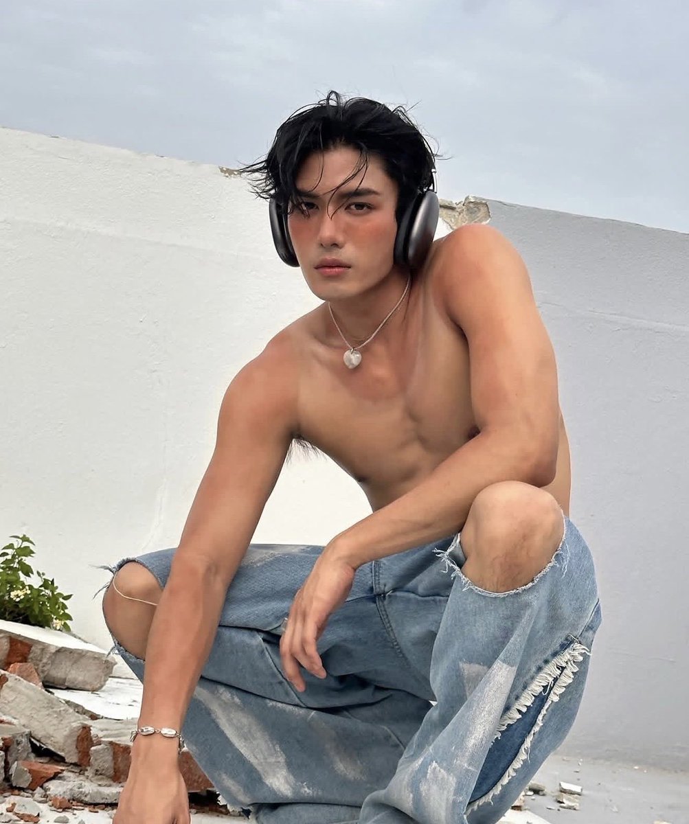 soyvccx888444's tweet photo. these pics are making me feel feral https://t.co/xNO2xqkter