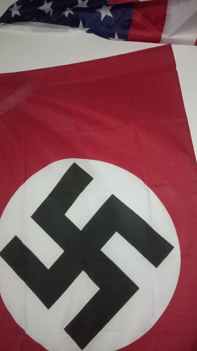 _77xk2's tweet photo. I got this peak flag in my room https://t.co/wQcWjc9gZy
