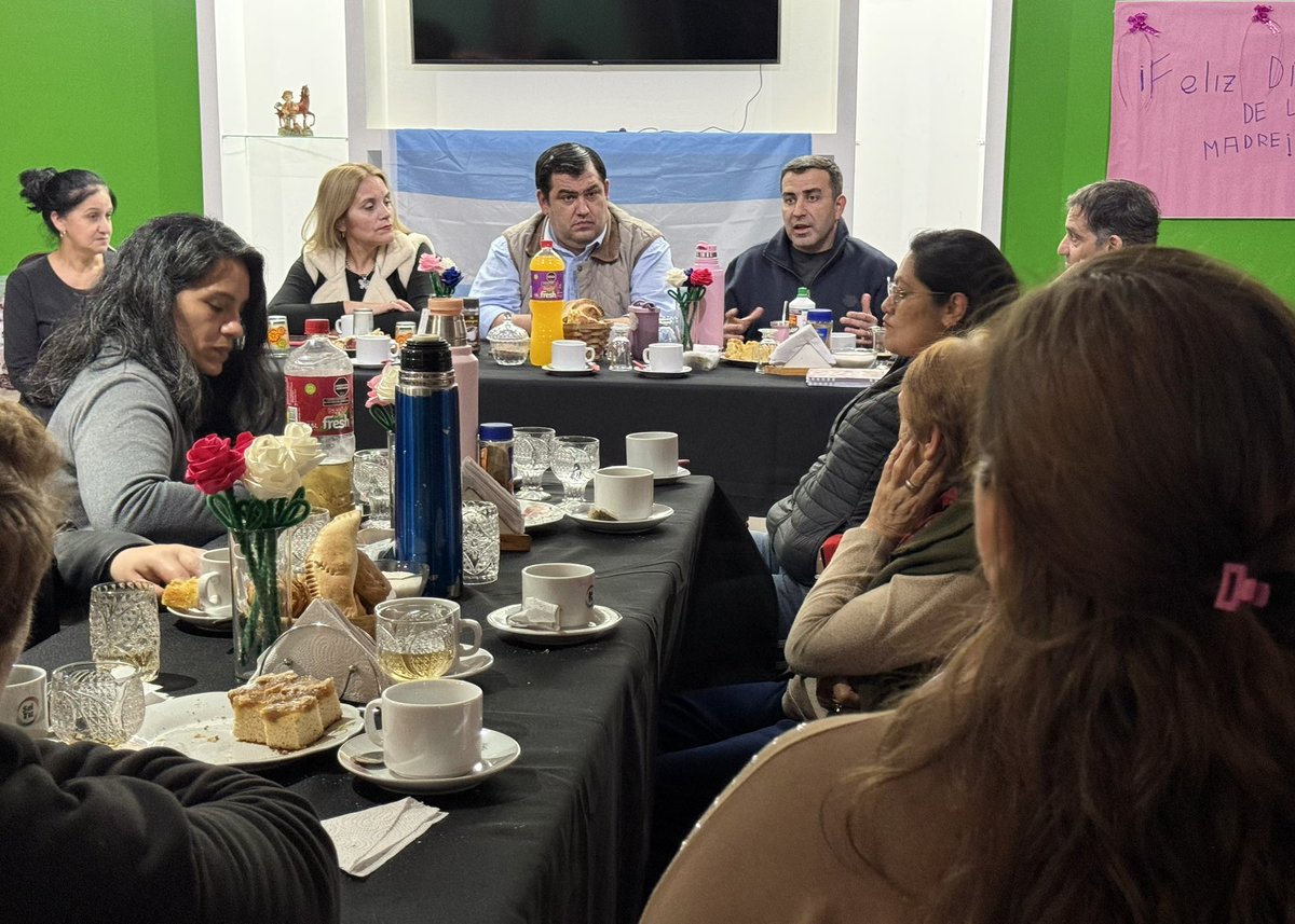 ARomanoNorri's tweet photo. Compartimos una merienda con las vecinas del Bº San Nicolás. Escuchamos sus inquietudes, experiencias y necesidades.

Gracias a Ely Navarro por abrirnos las puertas de su casa y hacer posible este encuentro https://t.co/XJxvDrFNa6