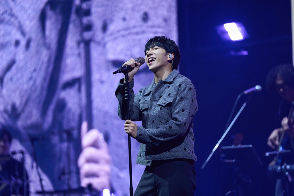 kbsworld_enter's tweet photo. 이승기, 13년 만의 단독 콘서트 ‘기승전: 樂’ 성료

이승기, 전석 매진에도 객석 여유 뒀다…관객 관람 환경 고려

이승기, “제게 큰 힘이 되어주셔서 진심으로 감사”…13년 만의 단독 콘서트 성료

[사진 = DCI. 제공]

#이승기 #LeeSeunggi https://t.co/Le6DD7okBh