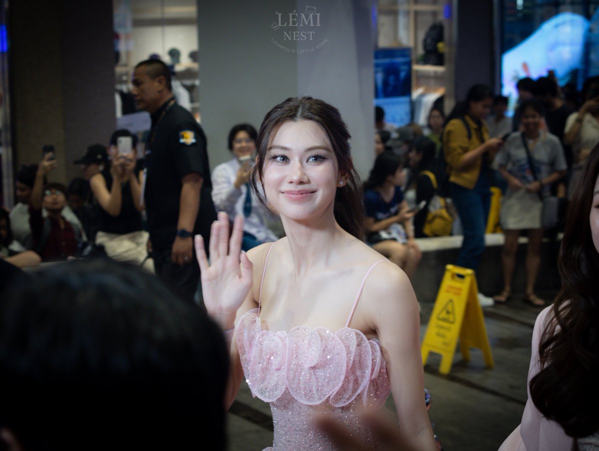 LeMiNest25's tweet photo. สวยมากนึกว่าบินมา 🦋 

LENAMIU AT EVEANDBOY SQ1 
#EVEANDBOYxLenaMiu
#LalinaLena #ลีน่าลลินา https://t.co/HbzXNMdj5V