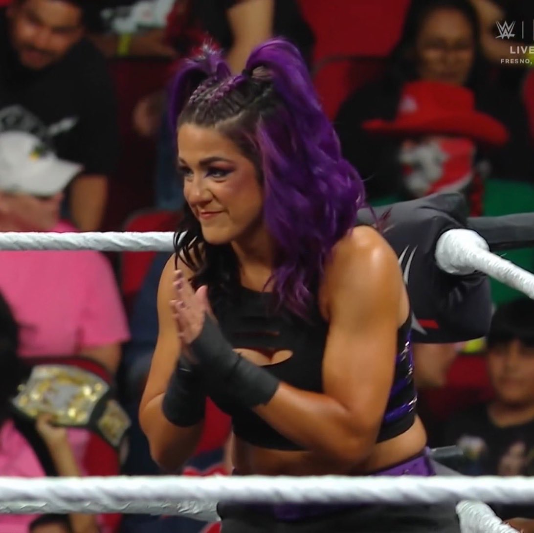 ANDTHATSMIA's tweet photo. The girls look good tonight
#WWERAW https://t.co/GGYvCcKKCH