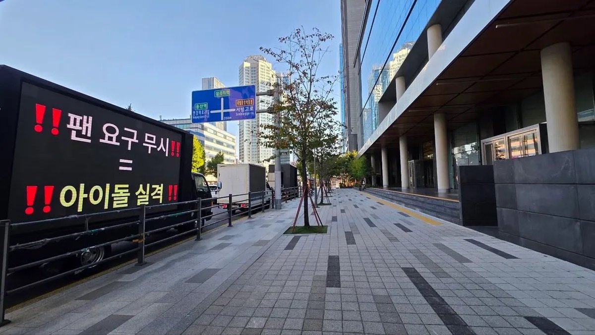 _lia0019's tweet photo. 언니들 대박이다

❓Team SVT에 CARAT도 포함되나❓

백댄서 관련 문제를 계속  목인하다간 스타디움에서 
지하실로 떨어진다❌

❗️팬 요구 무시 = 아이돌 실격❗️

LOVE for staffs &amp; dancers
MONEY from CARATS
FAME on SEVENTEEN

#SEVENTEEN #세븐틴 
#SEVENTEEN의_무대에_백댄서는_필요없다 https://t.co/IWHXm7HbTQ