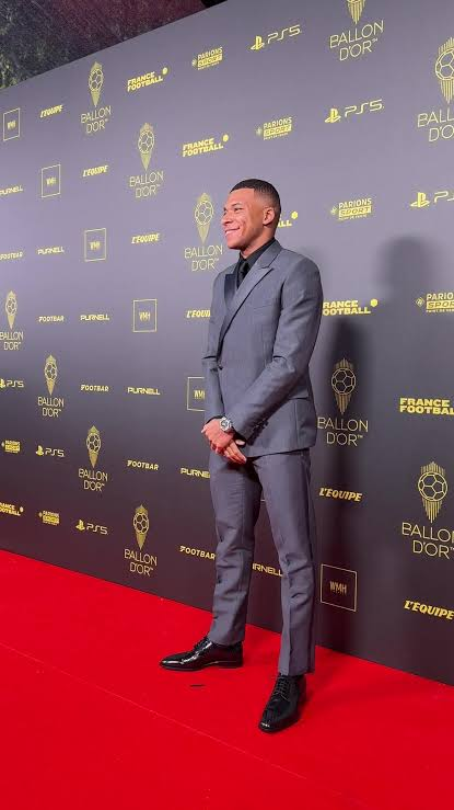 ChambitaMonge's tweet photo. #LaFrase de @KMbappe: "Tras la victoria de anoche, estamos muy contentos, todos nos unimos, yo, Diomandé, Cucurella... Ahora solo es momento de disfrutar la velada y ver qué pasa." https://t.co/CTBWrdUf9N