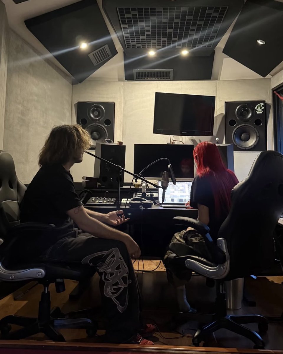ListenToAkriila's tweet photo. 🚨 AKRIILA Y HEARTGAZE ESTAN TRABAJANDO EN EL DELUXE DE LUCY https://t.co/7I5szSxOCB