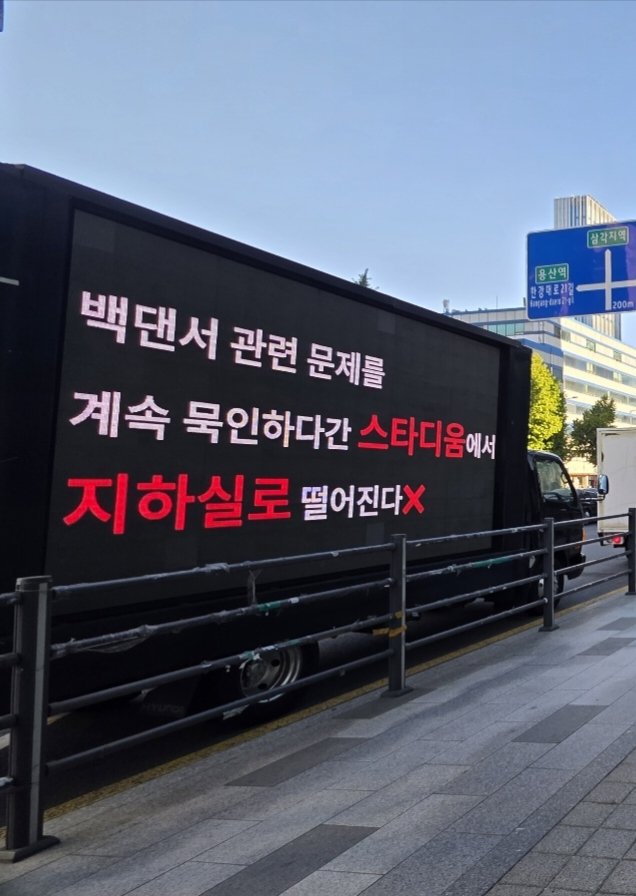 ljqhe's tweet photo. 你们想开体育场想要更大的舞台想要更好的生活，carat努力花钱给你们了呀，你们还想要什么，到底是谁忘掉了初心呢SEVENTEEN
#SEVENTEEN의_무대에_백댄서는_필요없다 https://t.co/PlaAy7yhlz