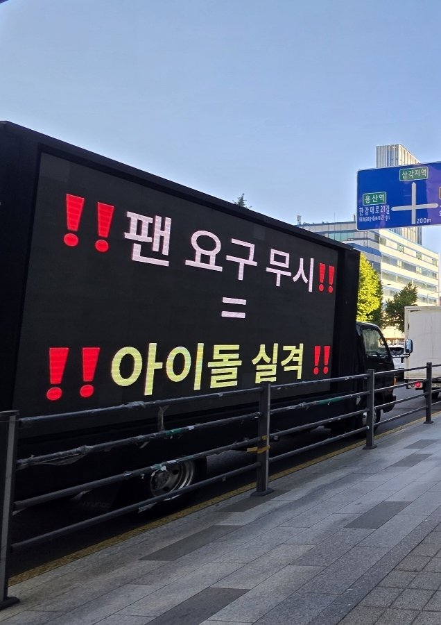 ljqhe's tweet photo. 你们想开体育场想要更大的舞台想要更好的生活，carat努力花钱给你们了呀，你们还想要什么，到底是谁忘掉了初心呢SEVENTEEN
#SEVENTEEN의_무대에_백댄서는_필요없다 https://t.co/PlaAy7yhlz